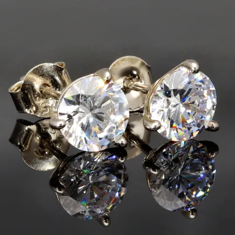 Zeitlos schöne Ohrstecker aus rhodiniertem 925er Sterling Silber, die mit brillant geschliffenen Zirkonia (Diamantimitation)