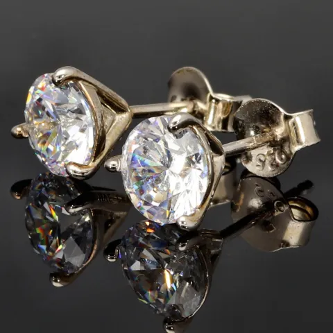 Zeitlos schöne Ohrstecker aus rhodiniertem 925er Sterling Silber, die mit brillant geschliffenen Zirkonia (Diamantimitation)