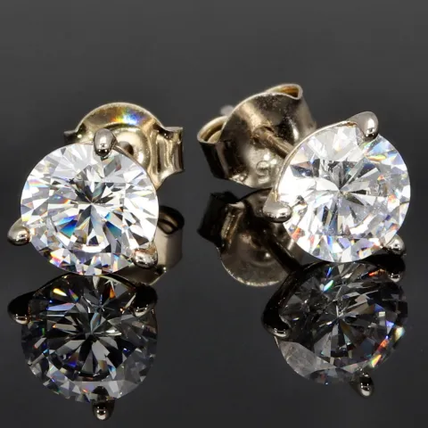 Zeitlos schöne Ohrstecker aus rhodiniertem 925er Sterling Silber, die mit brillant geschliffenen Zirkonia (Diamantimitation)