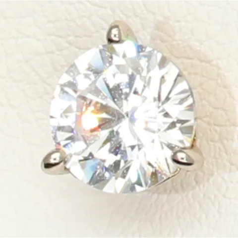 Zeitlos schöne Ohrstecker aus rhodiniertem 925er Sterling Silber, die mit brillant geschliffenen Zirkonia (Diamantimitation)