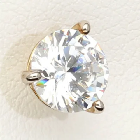 Zeitlos schöne Ohrstecker aus rhodiniertem 925er Sterling Silber, die mit brillant geschliffenen Zirkonia (Diamantimitation)