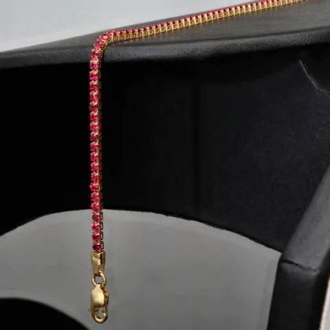 Fein gearbeitetes Tennisarmband aus edlem 585 / 14K Gold mit funkelnden pink-lila Zirkoniasteinen besetzt (ca. 17,5 cm)