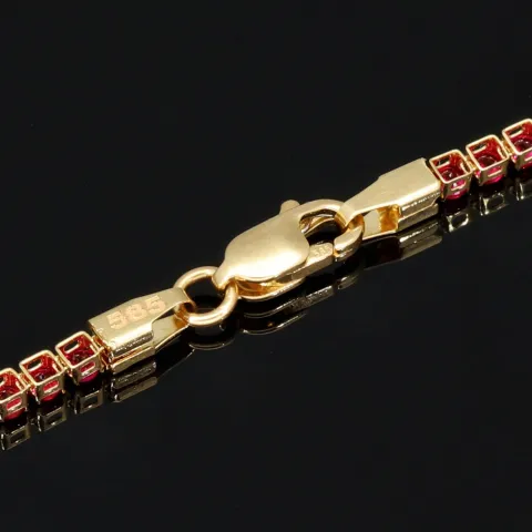 Fein gearbeitetes Tennisarmband aus edlem 585 / 14K Gold mit funkelnden pink-lila Zirkoniasteinen besetzt (ca. 17,5 cm)