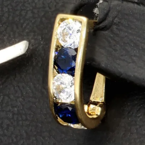 Stylische Ohrringe / Mini Creolen bestückt mit leuchtenden Zirkoniasteinen aus hochwertigen 585 / 14K Gold