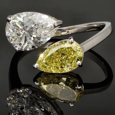 Exklusiver Ring für Damen mit 2 imposanten, tropfenförmigen, eingefassten Brillanten (Lab Grown Diamonds) aus massivem Gold (585 / 14K Weißgold) - ca. Ringgröße 56