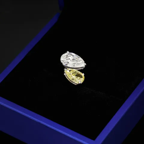 Exklusiver Ring für Damen mit 2 imposanten, tropfenförmigen, eingefassten Brillanten (Lab Grown Diamonds) aus massivem Gold (585 / 14K Weißgold) - ca. Ringgröße 56