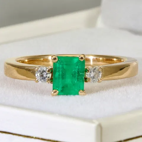 Außergewöhnlicher Ring für Damen aus hochwertigem Gold (18K 750 Gelbgold) besetzt mit 2 funkelnden Diamanten (ca. 0,1 ct. gesamt) und einem leuchtend tannengrünen Smaragd (ca. 0,76 ct.) - Ringgröße ca. 55 - Handarbeit