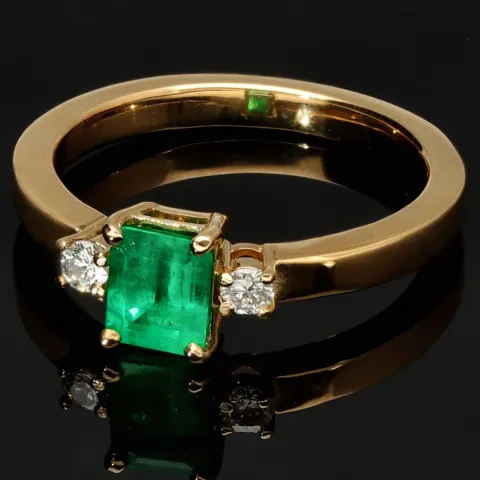 Außergewöhnlicher Ring für Damen aus hochwertigem Gold (18K 750 Gelbgold) besetzt mit 2 funkelnden Diamanten (ca. 0,1 ct. gesamt) und einem leuchtend tannengrünen Smaragd (ca. 0,76 ct.) - Ringgröße ca. 55 - Handarbeit