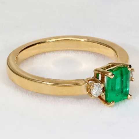 Außergewöhnlicher Ring für Damen aus hochwertigem Gold (18K 750 Gelbgold) besetzt mit 2 funkelnden Diamanten (ca. 0,1 ct. gesamt) und einem leuchtend tannengrünen Smaragd (ca. 0,76 ct.) - Ringgröße ca. 55 - Handarbeit