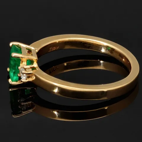 Außergewöhnlicher Ring für Damen aus hochwertigem Gold (18K 750 Gelbgold) besetzt mit 2 funkelnden Diamanten (ca. 0,1 ct. gesamt) und einem leuchtend tannengrünen Smaragd (ca. 0,76 ct.) - Ringgröße ca. 55 - Handarbeit