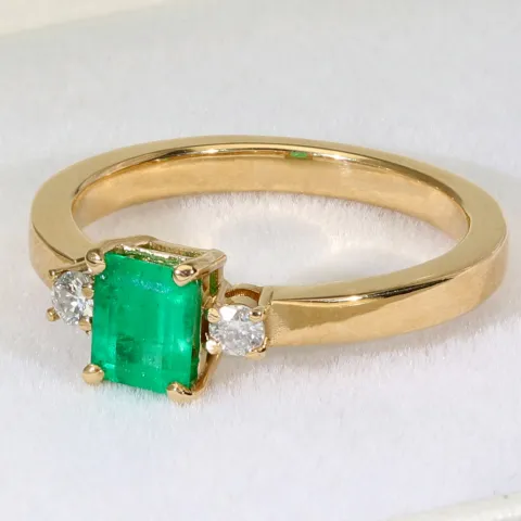 Außergewöhnlicher Ring für Damen aus hochwertigem Gold (18K 750 Gelbgold) besetzt mit 2 funkelnden Diamanten (ca. 0,1 ct. gesamt) und einem leuchtend tannengrünen Smaragd (ca. 0,76 ct.) - Ringgröße ca. 55 - Handarbeit