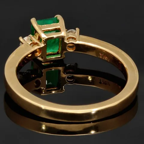 Außergewöhnlicher Ring für Damen aus hochwertigem Gold (18K 750 Gelbgold) besetzt mit 2 funkelnden Diamanten (ca. 0,1 ct. gesamt) und einem leuchtend tannengrünen Smaragd (ca. 0,76 ct.) - Ringgröße ca. 55 - Handarbeit