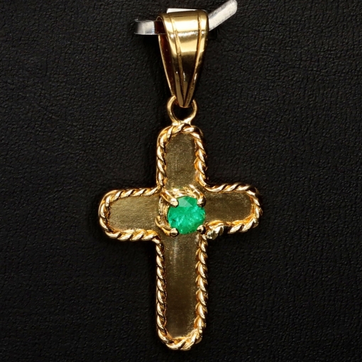 Handgefertigter Kreuz-Anhänger mit eingefassten, leuchtend grünen Smaragd im Rundschliff (ca. 0,2 ct.) aus hochwertigem Gold (750 18K Gelbgold)