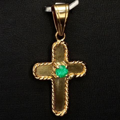 Handgefertigter Kreuz-Anhänger mit eingefassten, leuchtend grünen Smaragd im Rundschliff (ca. 0,2 ct.) aus hochwertigem Gold (750 18K Gelbgold)