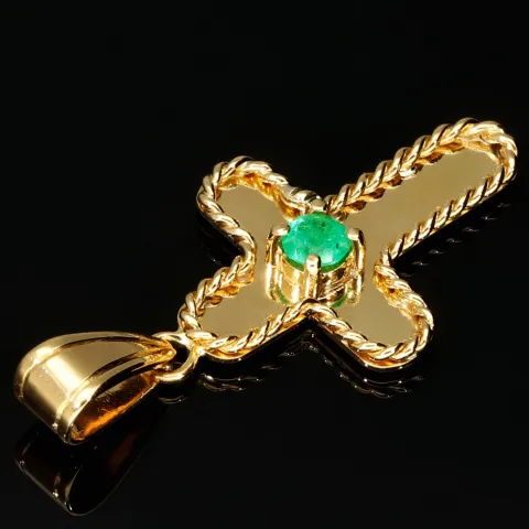 Handgefertigter Kreuz-Anhänger mit eingefassten, leuchtend grünen Smaragd im Rundschliff (ca. 0,2 ct.) aus hochwertigem Gold (750 18K Gelbgold)