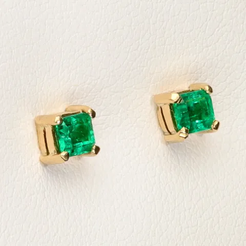 Exquisite, handgefertigte Ohrstecker aus 750er (18 Karat) Gelbgold, besetzt mit zwei leuchtend tannengrünen Smaragden aus Kolumbien