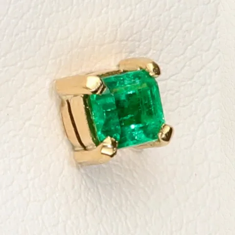 Exquisite, handgefertigte Ohrstecker aus 750er (18 Karat) Gelbgold, besetzt mit zwei leuchtend tannengrünen Smaragden aus Kolumbien