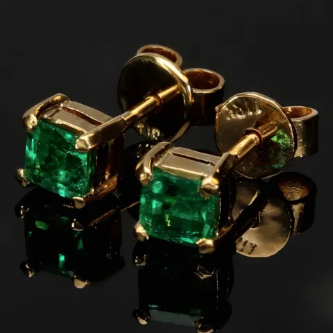 Exquisite, handgefertigte Ohrstecker aus 750er (18 Karat) Gelbgold, besetzt mit zwei leuchtend tannengrünen Smaragden aus Kolumbien