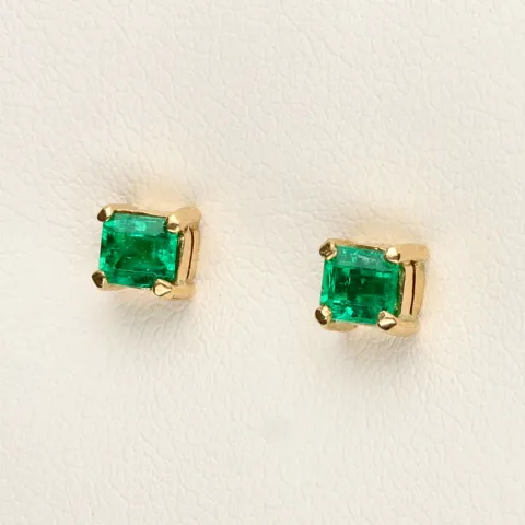 Exquisite, handgefertigte Ohrstecker aus 750er (18 Karat) Gelbgold, besetzt mit zwei leuchtend tannengrünen Smaragden aus Kolumbien