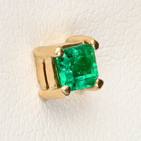 Exquisite, handgefertigte Ohrstecker aus 750er (18 Karat) Gelbgold, besetzt mit zwei leuchtend tannengrünen Smaragden aus Kolumbien