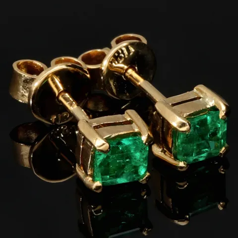 Exquisite, handgefertigte Ohrstecker aus 750er (18 Karat) Gelbgold, besetzt mit zwei leuchtend tannengrünen Smaragden aus Kolumbien