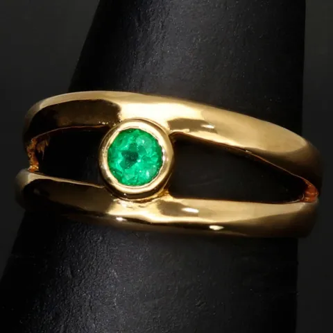 Exklusiver Ring mit einem kolumbianischen, leuchtend grünen Smaragd im Rundschliff ca. 0,23 ct. in hochwertigem 18K / 750 Gelbgold gefasst - Handgearbeitet
