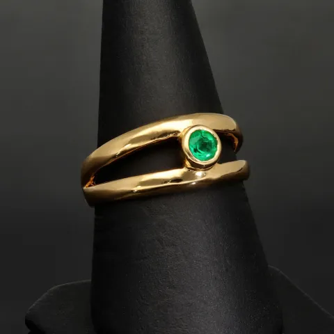 Exklusiver Ring mit einem kolumbianischen, leuchtend grünen Smaragd im Rundschliff ca. 0,23 ct. in hochwertigem 18K / 750 Gelbgold gefasst - Handgearbeitet