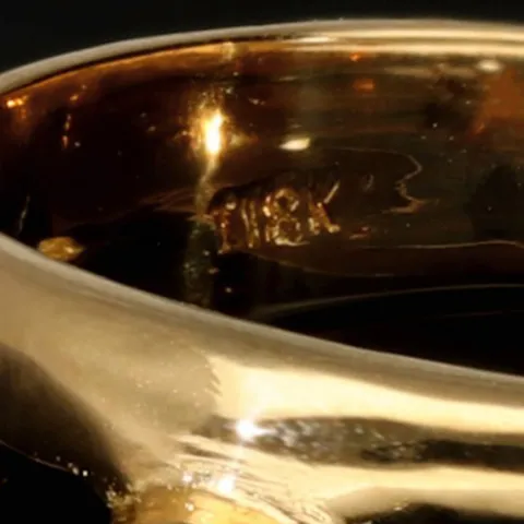 Exklusiver Ring mit einem kolumbianischen, leuchtend grünen Smaragd im Rundschliff ca. 0,23 ct. in hochwertigem 18K / 750 Gelbgold gefasst - Handgearbeitet