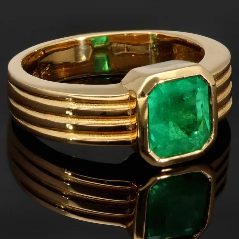 Außergewöhnlicher Ring aus hochwertigem Gelbgold (750, 18K Gold) mit einem beeindruckenden, leuchtenden, kolumbianischen Smaragd (ca. 1,83 ct.) - RG ca. 57