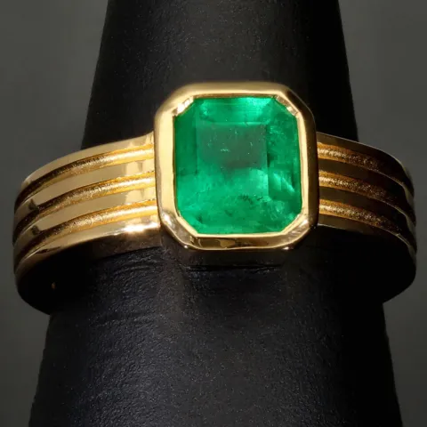 Außergewöhnlicher Ring aus hochwertigem Gelbgold (750, 18K Gold) mit einem beeindruckenden, leuchtenden, kolumbianischen Smaragd (ca. 1,83 ct.) - RG ca. 57
