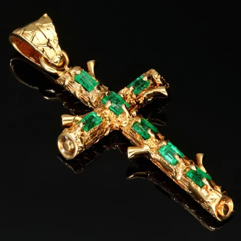 Aufwendig in Handarbeit hergestellter Anhänger - Kreuz in rustikalem Ast-Design mit 7 funkelnden, leuchtenden, Smaragden (ca. 0,9 ct. gesamt) in stilvollen Krappenfassungen (750er 18K Gold)