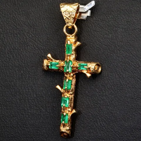 Aufwendig in Handarbeit hergestellter Anhänger - Kreuz in rustikalem Ast-Design mit 7 funkelnden, leuchtenden, Smaragden (ca. 0,9 ct. gesamt) in stilvollen Krappenfassungen (750er 18K Gold)