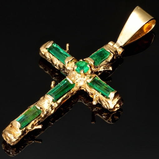 Exklusiver handgefertigter Kreuzanhänger aus 750er (18 Karat) Gold im kunstvollen Baumast-Optik mit sechs edlen Smaragden von ca. 1,3 ct. Gesamtgewicht