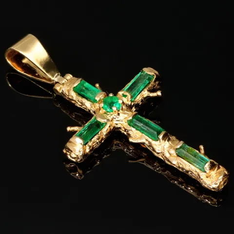 Exklusiver handgefertigter Kreuzanhänger aus 750er (18 Karat) Gold im kunstvollen Baumast-Optik mit sechs edlen Smaragden von ca. 1,3 ct. Gesamtgewicht