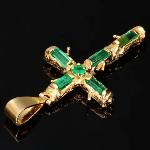 Exklusiver handgefertigter Kreuzanhänger aus 750er (18 Karat) Gold im kunstvollen Baumast-Optik mit sechs edlen Smaragden von ca. 1,3 ct. Gesamtgewicht