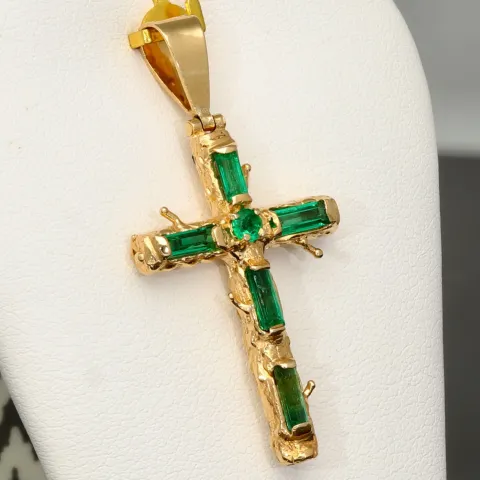 Exklusiver handgefertigter Kreuzanhänger aus 750er (18 Karat) Gold im kunstvollen Baumast-Optik mit sechs edlen Smaragden von ca. 1,3 ct. Gesamtgewicht
