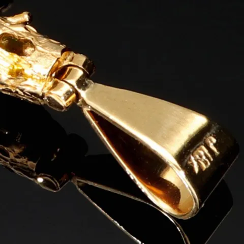 Exklusiver handgefertigter Kreuzanhänger aus 750er (18 Karat) Gold im kunstvollen Baumast-Optik mit sechs edlen Smaragden von ca. 1,3 ct. Gesamtgewicht