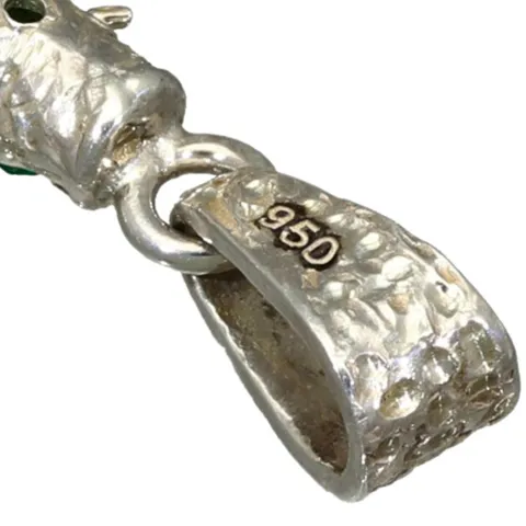 Außergewöhnlicher Kreuzanhänger im Ast-Design, handgearbeitet und mit 6 funkelnden Smaragden (ca. 1,4 ct. gesamt) in Krappenfassungen besetzt (950er Silber)