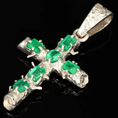 Rustikaler Kreuzanhänger im Ast-Design, handgearbeitet und mit 6 leuchtenden Smaragden (ca. 1,35 ct. gesamt) in außergewöhnlichen Krappenfassungen veredelt (950er Silber)