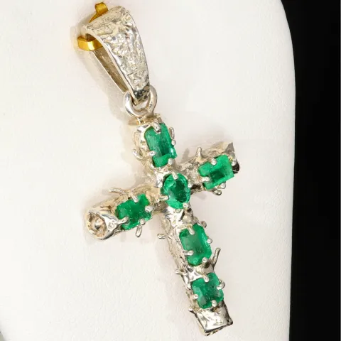 Rustikaler Kreuzanhänger im Ast-Design, handgearbeitet und mit 6 leuchtenden Smaragden (ca. 1,35 ct. gesamt) in außergewöhnlichen Krappenfassungen veredelt (950er Silber)