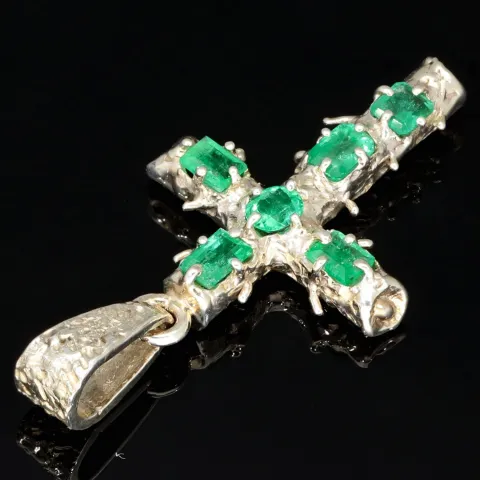 Rustikaler Kreuzanhänger im Ast-Design, handgearbeitet und mit 6 leuchtenden Smaragden (ca. 1,35 ct. gesamt) in außergewöhnlichen Krappenfassungen veredelt (950er Silber)