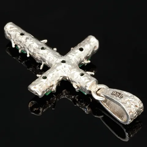 Rustikaler Kreuzanhänger im Ast-Design, handgearbeitet und mit 6 leuchtenden Smaragden (ca. 1,35 ct. gesamt) in außergewöhnlichen Krappenfassungen veredelt (950er Silber)