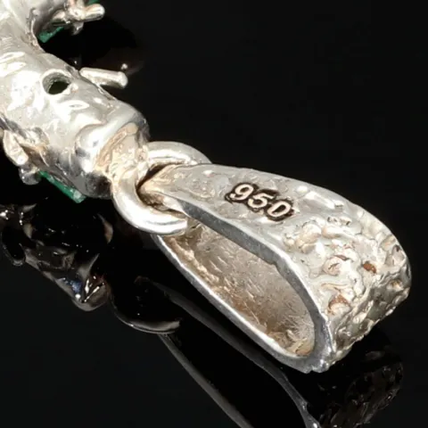 Rustikaler Kreuzanhänger im Ast-Design, handgearbeitet und mit 6 leuchtenden Smaragden (ca. 1,35 ct. gesamt) in außergewöhnlichen Krappenfassungen veredelt (950er Silber)