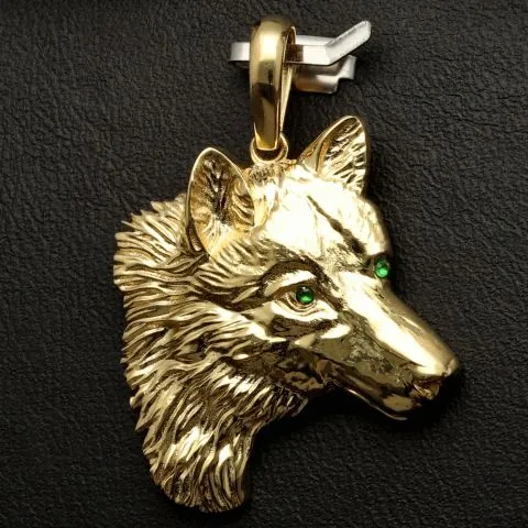 Detailliert gearbeiteter Wolfskopf-Anhänger aus edlem, funkelnden 585 14K Gold mit leuchtend grünen Augen aus Zirkoniasteinen