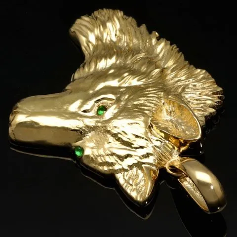 Detailliert gearbeiteter Wolfskopf-Anhänger aus edlem, funkelnden 585 14K Gold mit leuchtend grünen Augen aus Zirkoniasteinen