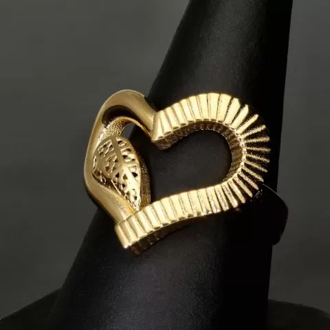 Luxuriöser Goldring für Damen mit funkelndem Herzmotiv aus 14K 585 Gold (Gelbgold) in RG ca. 57