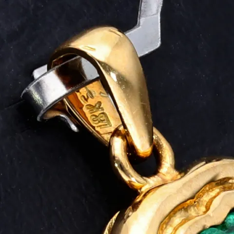 Anhänger aus 750er (18K) Gelbgold bestückt mit aufwendig geschliffenem Smaragd in Herzform aus den Anden Kolumbiens