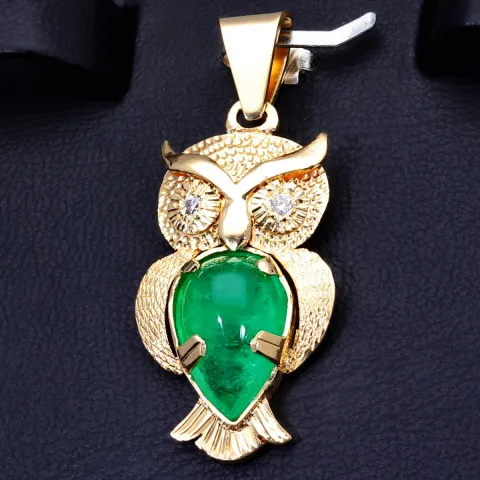 Eulen-Anhänger mit Smaragd Cabochon (ca. 3,5 ct) und 2 Diamanten in 18k 750er Gelbgold (Handarbeit - Unikat)
