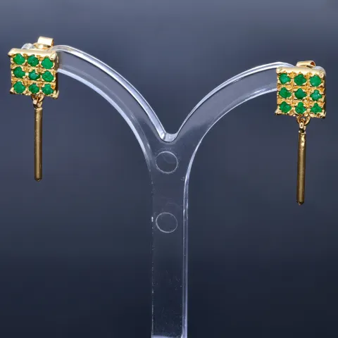 Aparte, hängende Ohrringe mit 18 kleinen kolumbianischen Smaragden in 18K / 750 Gold gefasst