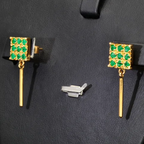 Aparte, hängende Ohrringe mit 18 kleinen kolumbianischen Smaragden in 18K / 750 Gold gefasst
